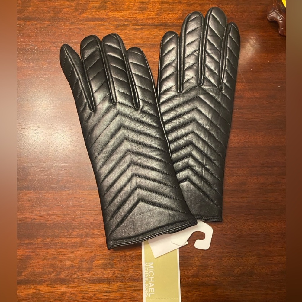 NWT Michael Kors Women’s Genu Leather Chevron Gloves with Touchscreen Technology